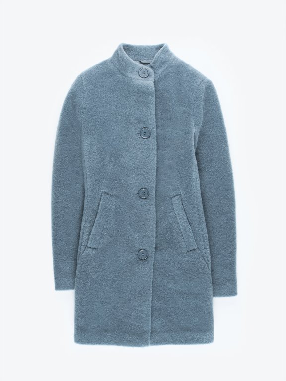 Jednofarebný kabát s vysokým golierom