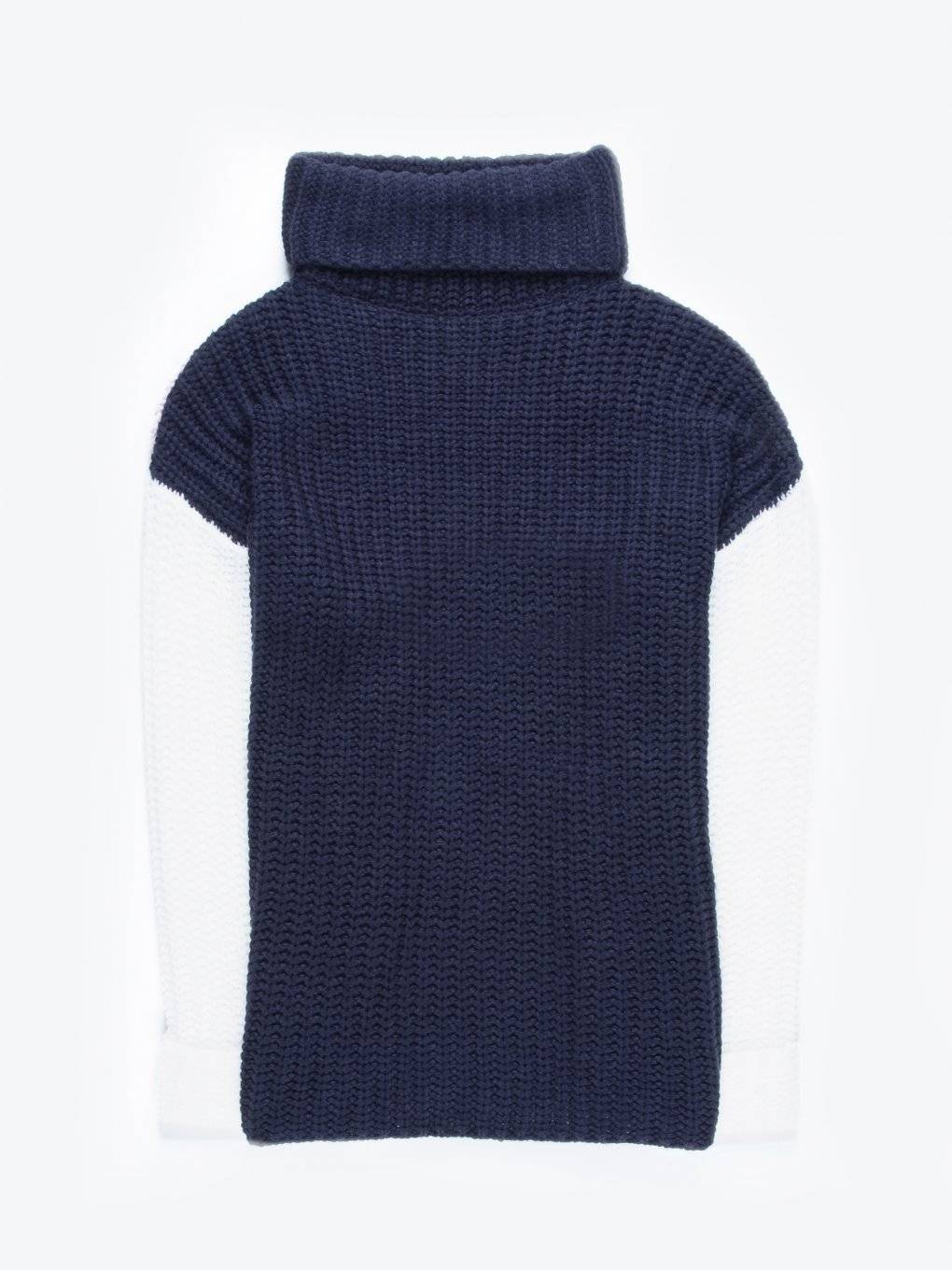 Trojfarebný rozšírený sveter