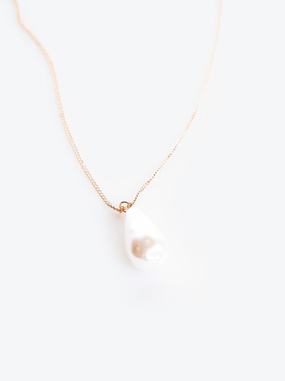 Necklace with pearl pendant
