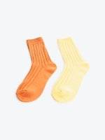 Sada dvoch párov farebných ponožiek