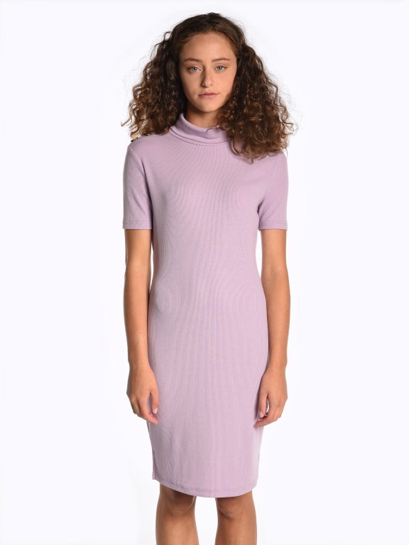 Ołówkowa sukienka ze splotu żeberkowego z golfem
