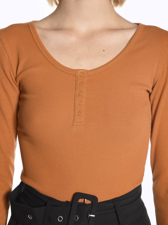 Ribbed long sleeve body with buttons