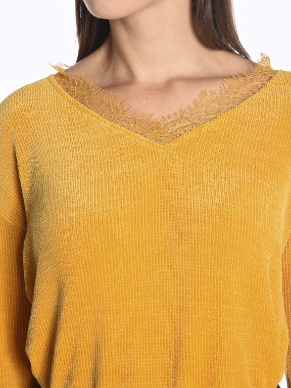 Loose fit v-neck jumper with lace