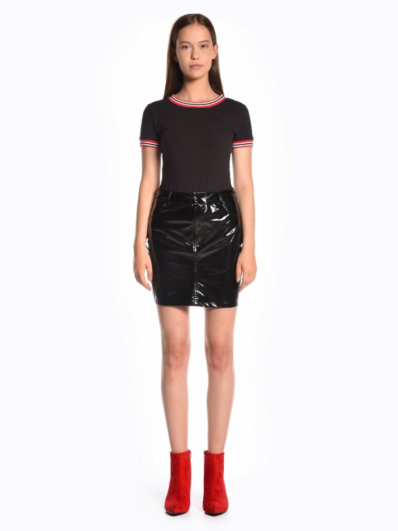 Shiny faux leather mini skirt
