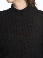 Krátký žebrovaný svetr s vysokým límcem