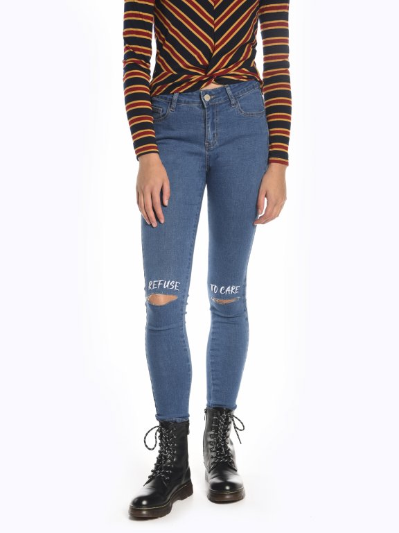 Ripped knees skinny jeans with message print