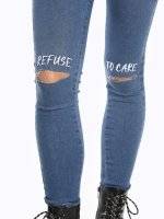 Ripped knees skinny jeans with message print