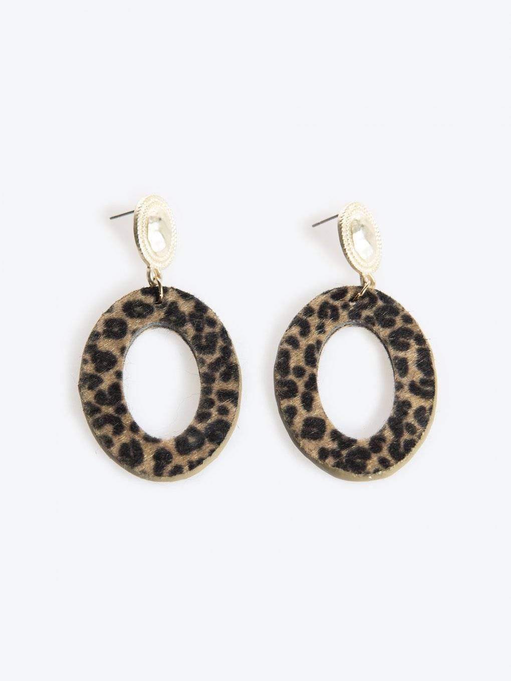Drop earrings with animal texture