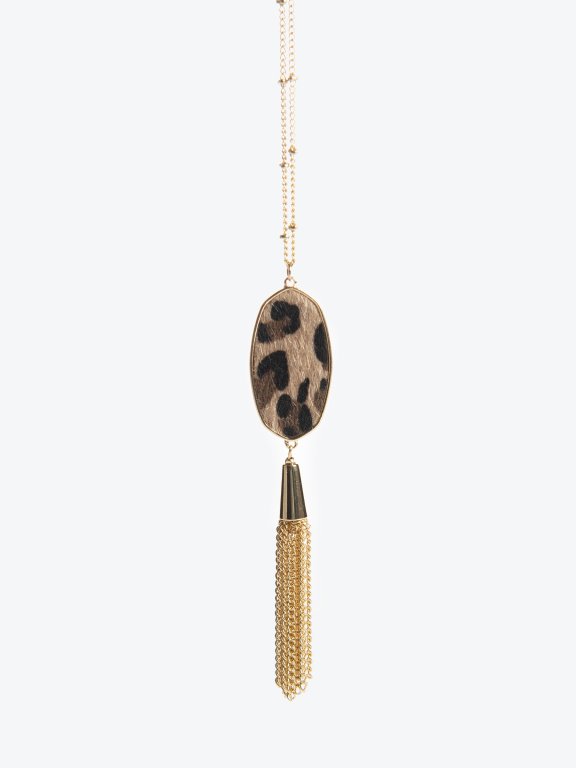 Necklace with leopard design pendant