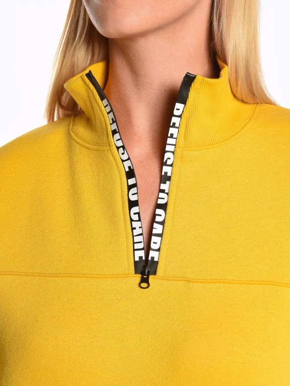 Sweatshirt with message print on zipper