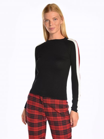 Jumper with sleeve stripes