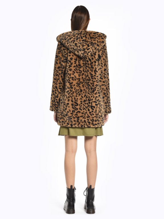 Kabát z umelej kožušiny s leoparďou potlačou a kapucňou