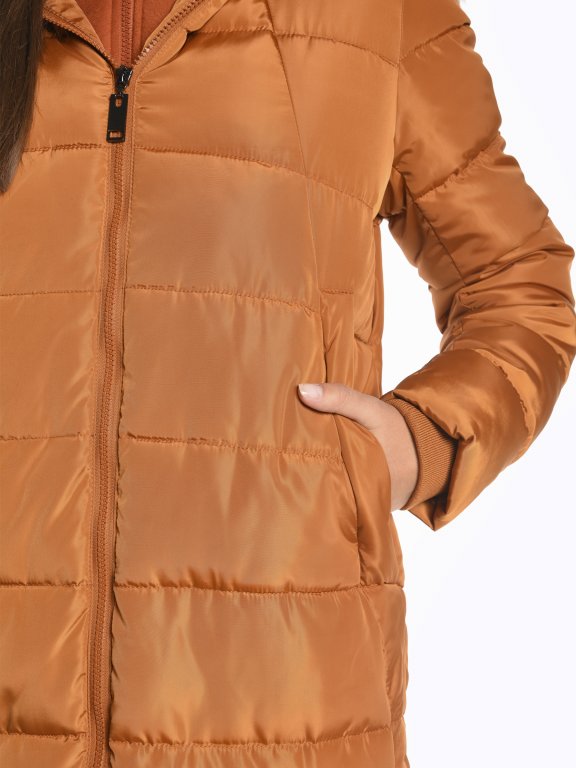 Pikowana watowana kurtka ze zdejmowanym sztucznym futerkiem