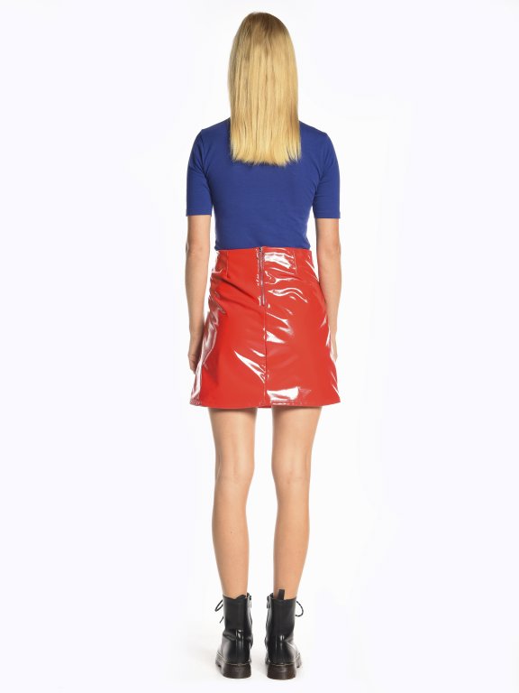 Mini sukňa so zipsami a vinylovým vzhľadom