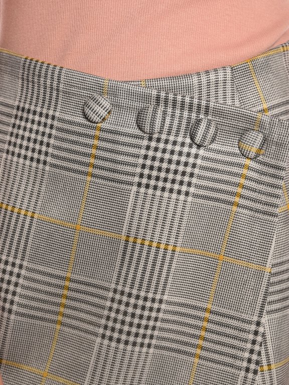 Károvaná sukňa so šortkami s gombíkmi