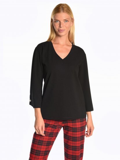Oversized v-neck top with perls