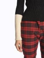 Strukturalny sweter z golfem z dwukolorowymi rękawami