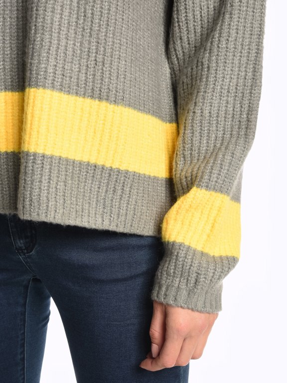 Sweter o luźnym kroju z kontrastowym prążkiem