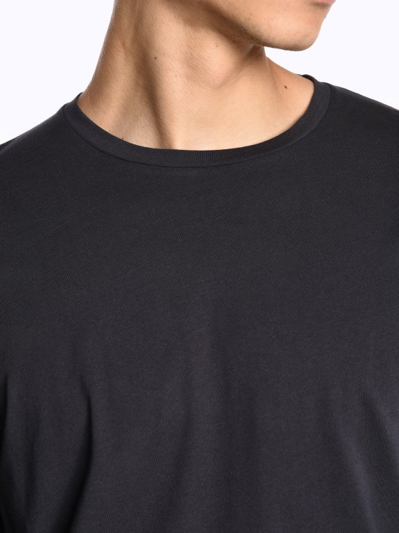 Basic long sleeve t-shirt with raw neck trim