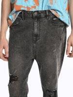 Mrkvové džínsy s dierami