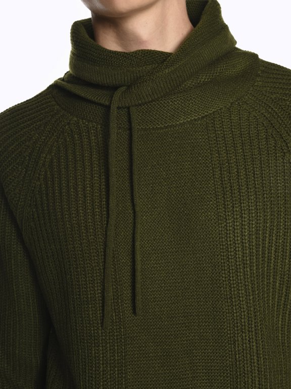 Sweter z wysokim kołnierzem