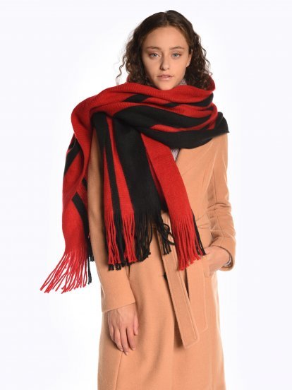 Striped scarf with fringes