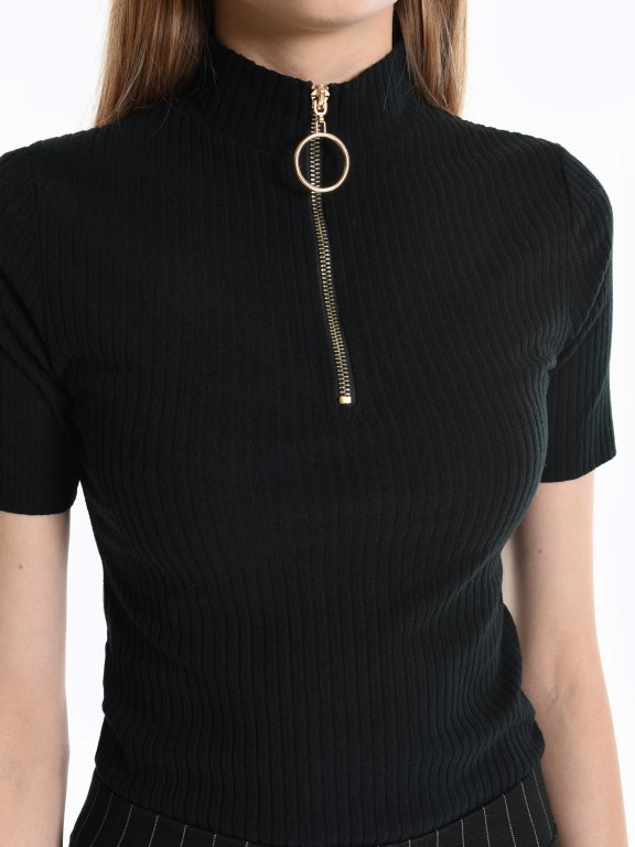 Ribbed t-shirt with front zipper