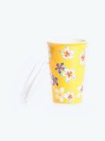 Travel mug with floral design