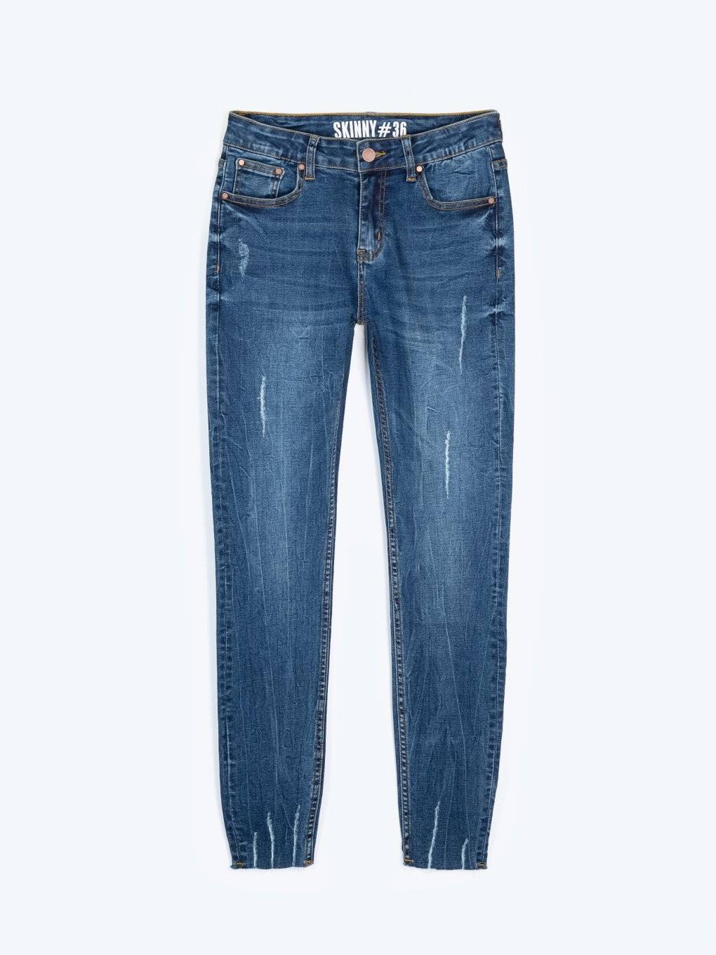 Jeansy skinny z niewykończonymi nogawkami