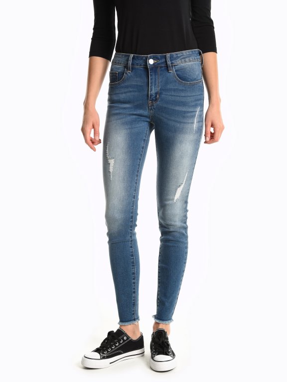 Skinny jeans with raw hems