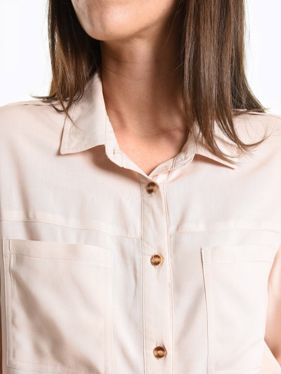 Koszulka z wiskozy z kieszeniami na piersiach