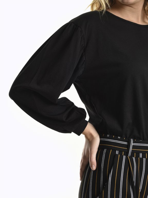 Plain top with puff sleeves