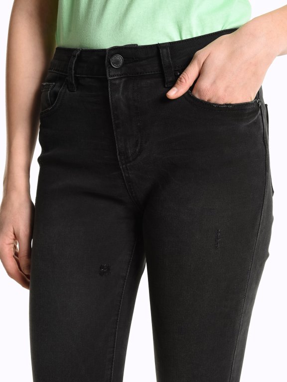 Skinny jeans with damages and raw hems