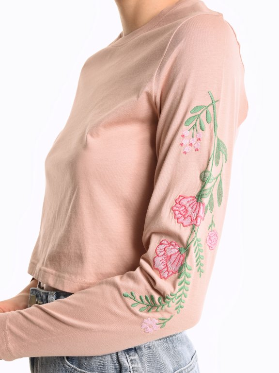 T-shirt with floral emroidery