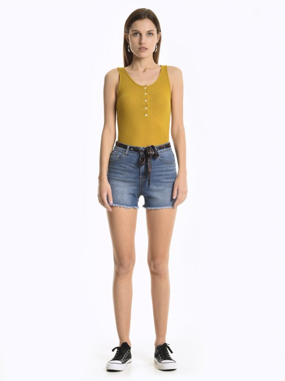 Structured tank with buttons