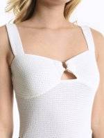 Structured top with metal ring