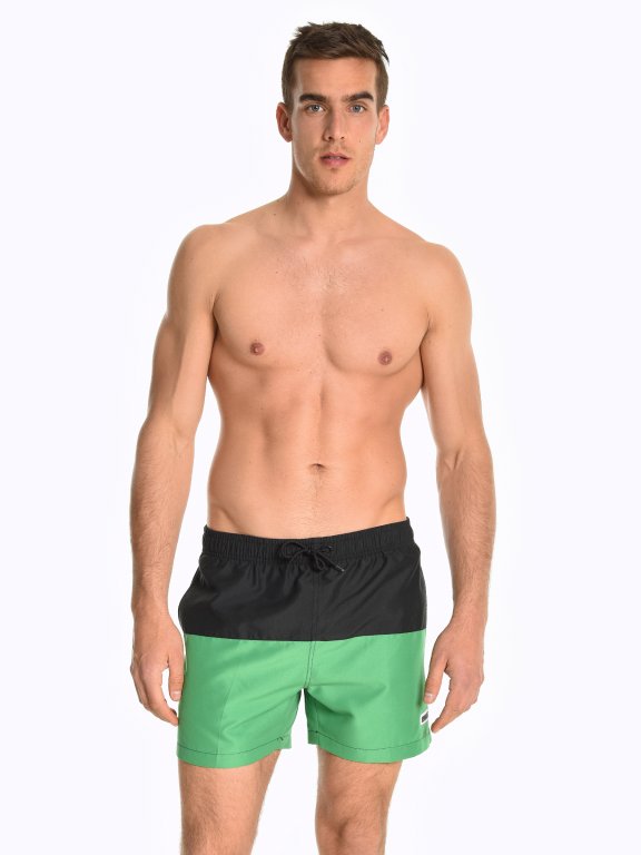 Vícebarevené plavecké šortky