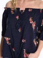 Off-the-shouldler blouse with embroidery