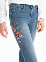 Skinny traperice s izvezenim cvjetnim motivom