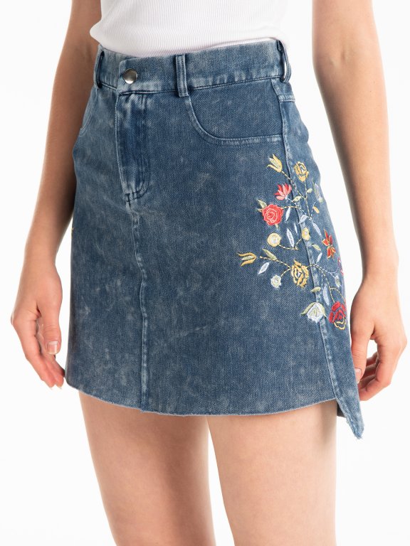 Spódnica mini z haftem kwiatowym