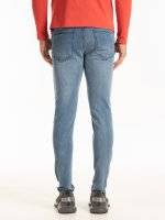 Jednoduché džíny straight slim fit