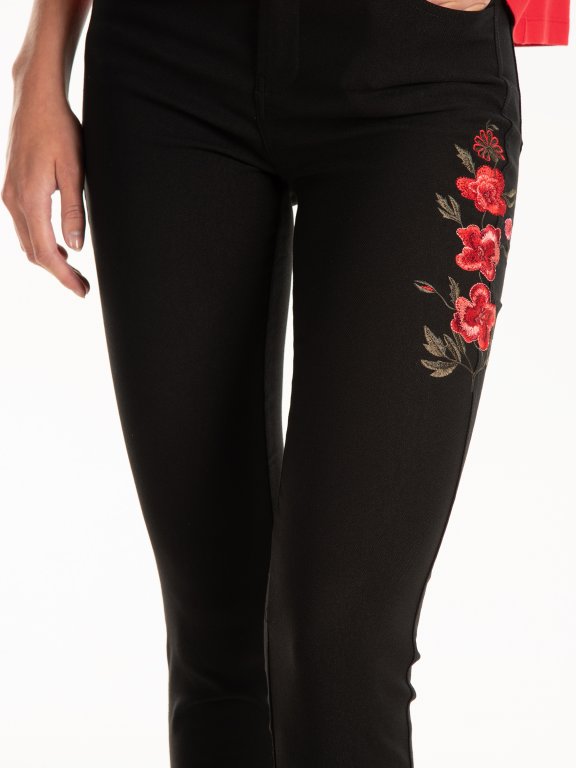 Skinny trousers with floral embroidery