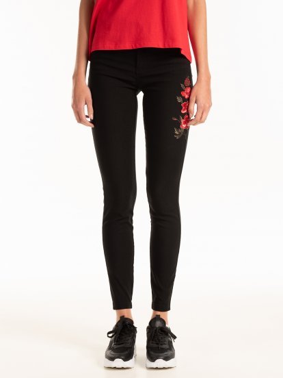 Skinny trousers with floral embroidery