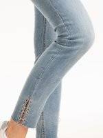 Jeansy skinny z metalowymi krążkami