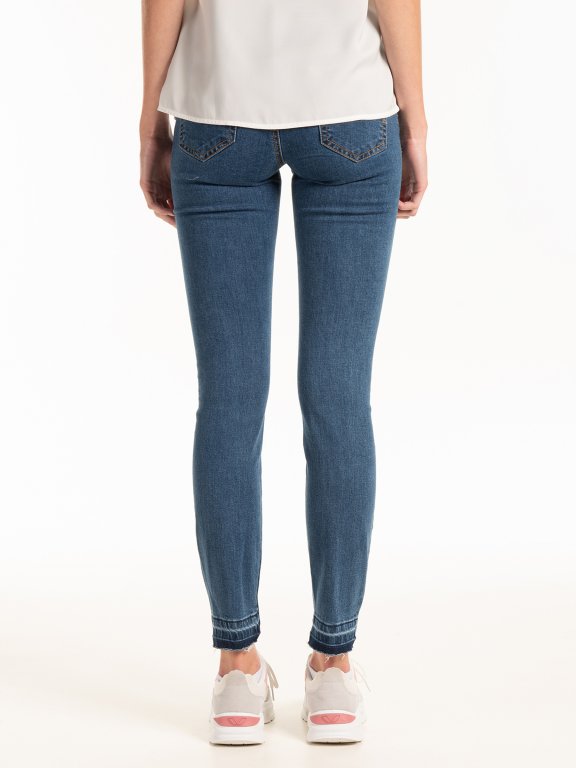Skinny jeans with raw hem