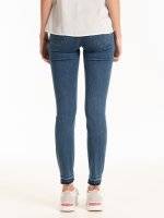 Skinny jeans with raw hem