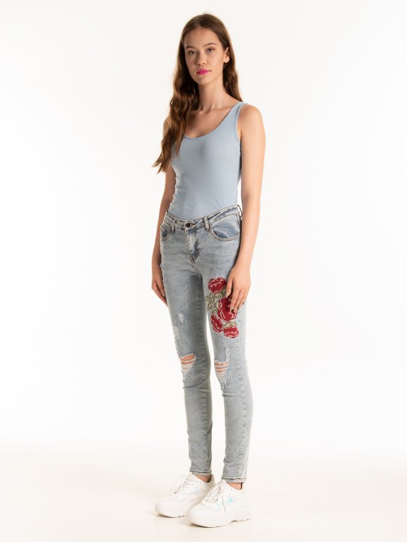 Damaged skinny jeans with floral embroidery