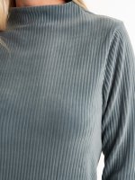 Sametový svetr s vysokým límcem