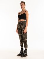 Camo trousers with chain