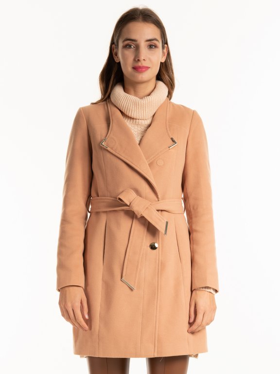 Coat with magnetic closure
